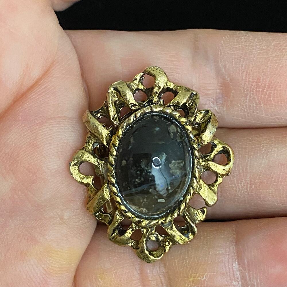 Vintage Brutalist Gold Tone Brooch Oval Cabochon Stone Openwork Unsigned 1.25"